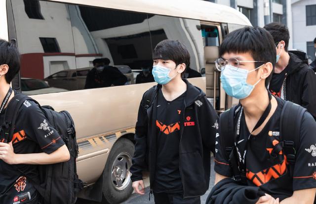 开云体育-Uzi重返赛场，表现优异首场状态出色，切尔西观众沸腾！  第2张